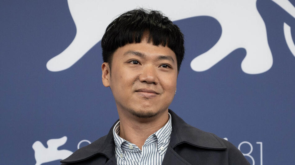 Il regista Siew Hua Yeo al photocall di Stranger eyes a Venezia 81 il 5 settembre 2024