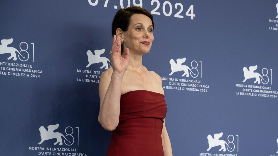 L'attrice Barbora Bobulova al photocall di Iddu di Fabio Grassadonia, Antonio Piazza a Venezia 81 il 5 settembre 2024