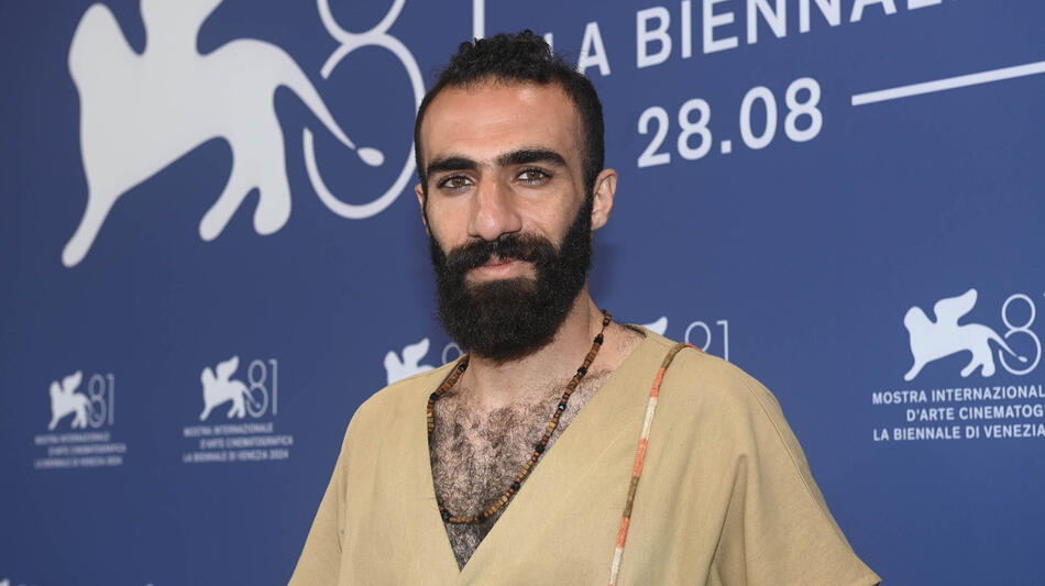 L'attore Abbas Imani al photocall di Shahed (The Witness) di Nader Saeivar a Venezia 81 il 5 settembre 2024