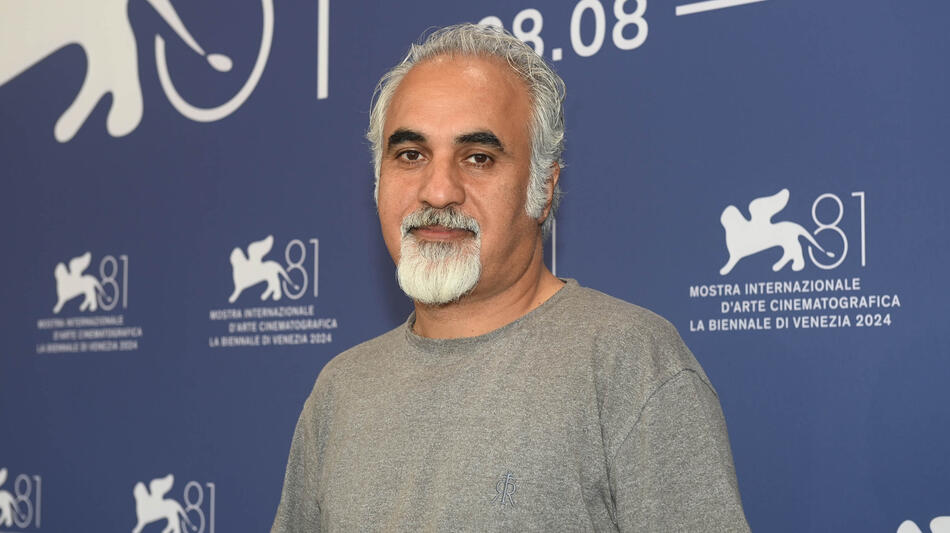Il regista Nader Saeivar al photocall di Shahed (The Witness) a Venezia 81 il 5 settembre 2024
