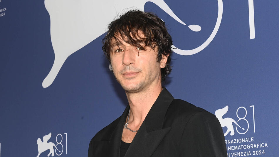 L'attore Ahmet Rıfat Şungar al photocall di Edge Of Night di Türker Süer a Venezia 81 il 6 settembre 2024