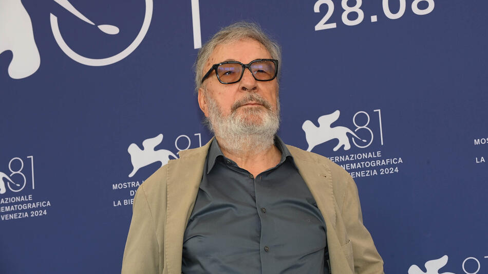 Il regista Gianni Amelio al photocall del film Campo di battaglia a Venezia 81 il 31 agosto 2024