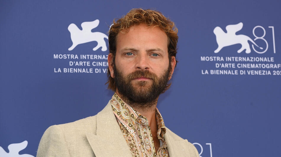 L'attore Alessandro Borghi al photocall del film Campo di battaglia di Gianni Amelio a Venezia 81 il 31 agosto 2024