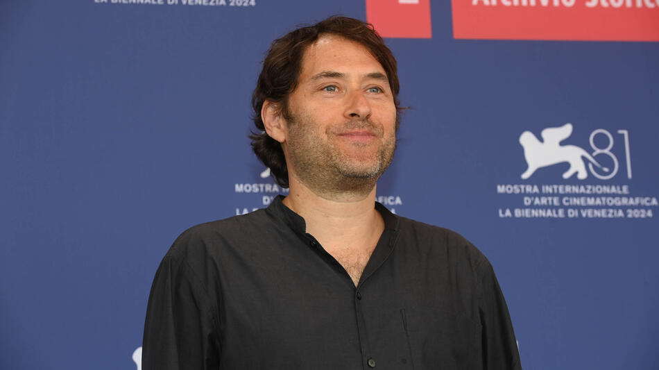 Il produttore Jeremy Kleiner al photocall del film Wolfs - Lupi solitari di Jon Watts a Venezia 81 il 1 settembre 2024