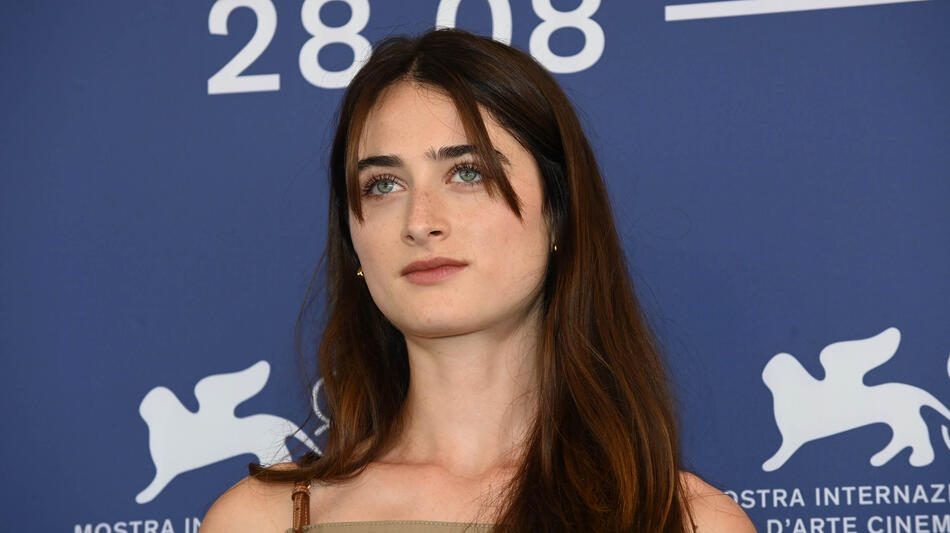 Raffey Cassidy al photocall del film The brutalist di Brady Corbet a Venezia 81 il 1 settembre 2024