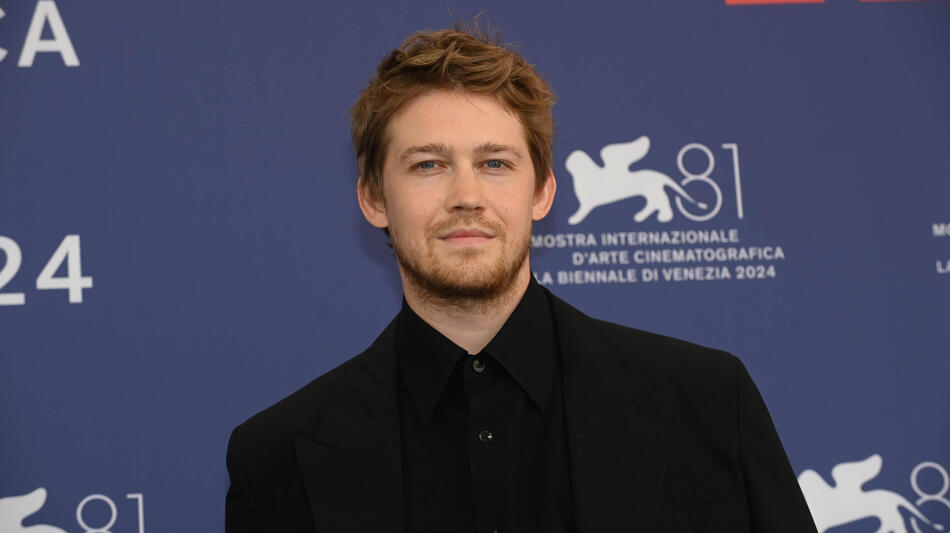 Joe Alwyn al photocall del film The brutalist di Brady Corbet a Venezia 81 il 1 settembre 2024
