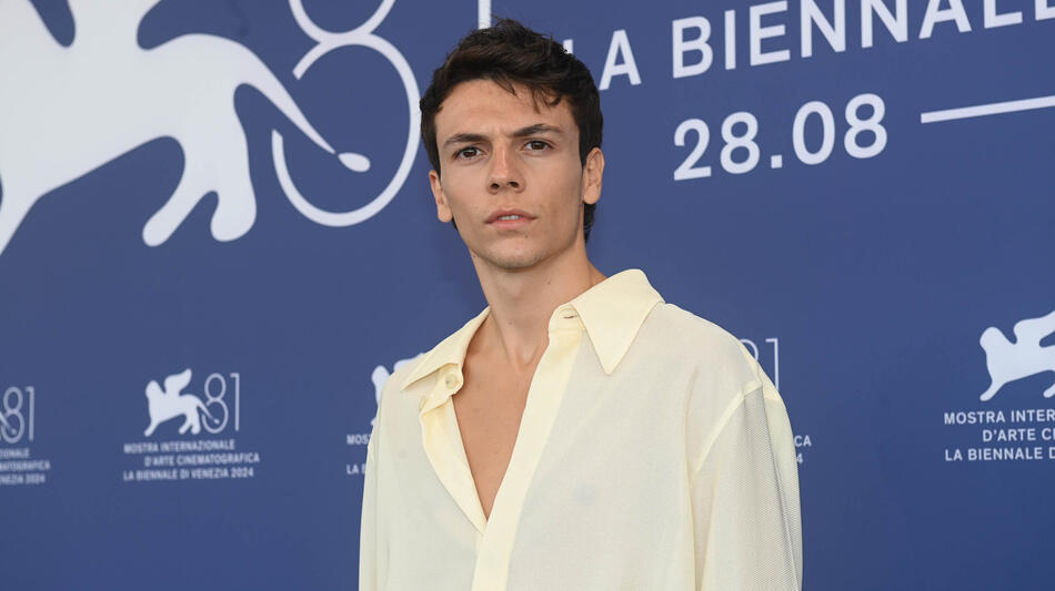 L'attore Francesco Gheghi al photocall del film Familia di Francesco Costabile a Venezia 81 il 1 settembre 2024