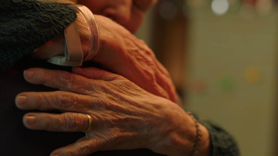 Familiar Touch di Sarah Friedland - Immagine ufficiale