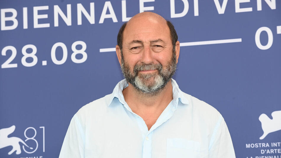 L'attore Kad Merad al photocall del film Finalement di Claude Lelouch a Venezia 81 il 2 settembre 2024