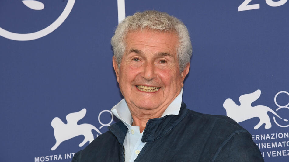 Il regista Claude Lelouch al photocall del film Finalement a Venezia 81 il 2 settembre 2024