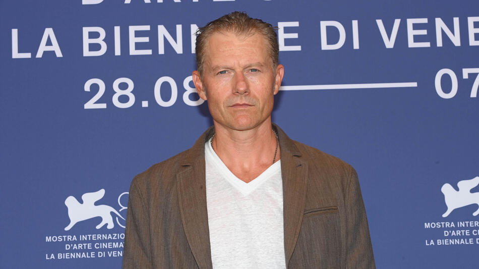 L'attore James Badge Dale al photocall del film King Ivory di John Swab a Venezia 81