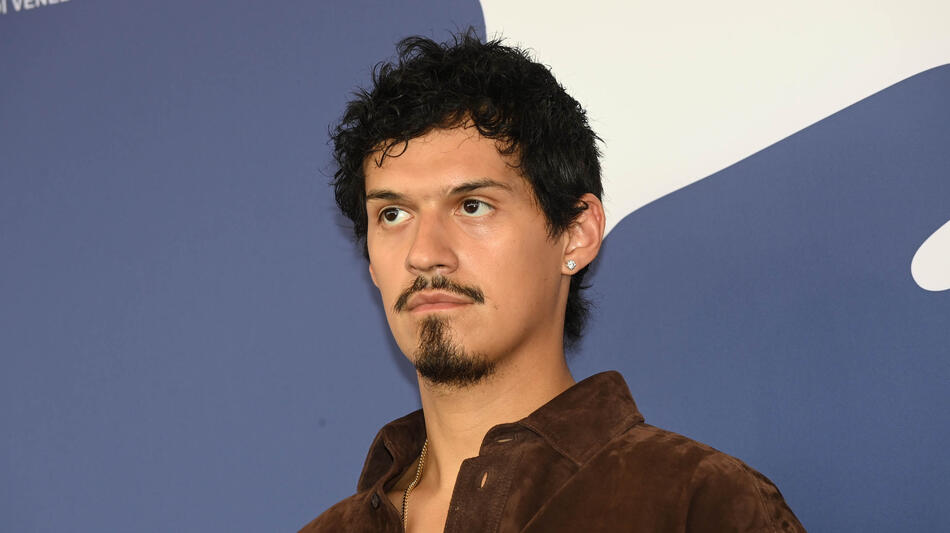 Omar Apollo al photocall del film Queer di Luca Guadagnino a Venezia 81 il 3 settembre 2024