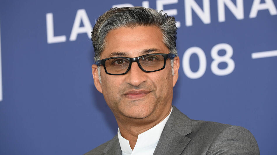 Il regista Asif Kapadia al photocall del film 2073 a Venezia 81 il 3 settembre 2024