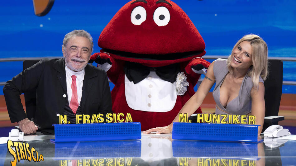 Striscia la notizia - la voce della complottenza - I conduttori Michelle Hunziker e Nino Frassica con il Gabibbo