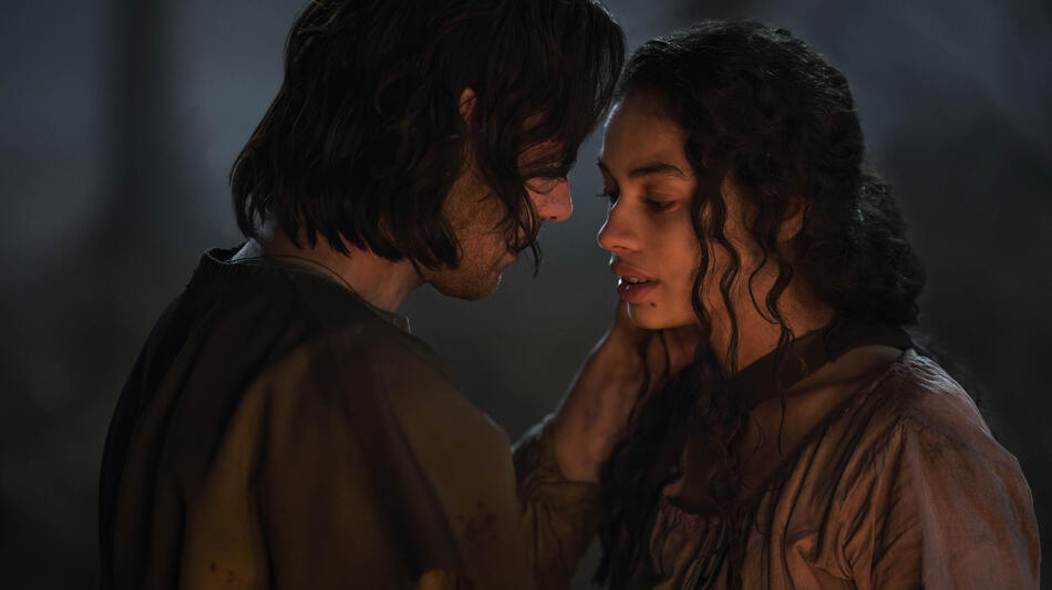 Maxim Baldry come Isildur e Nia Towle come Estrid in Il Signore degli Anelli Gli Anelli del Potere 2x04