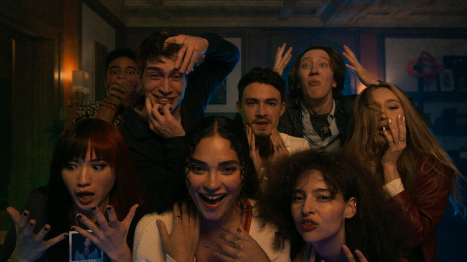 (S-D) Reina Hardesty come Brooke, Devon Terrell come Reuben, James Morosini come Cyrus, Brittany O'Grady come Shelby, Gavin Leatherwood come Dennis, Nina Bloomgarden come Maya, David Thompson come Forbes e Alycia Debnam-Carey come Nikki in It's What's Inside - Immagine dal set