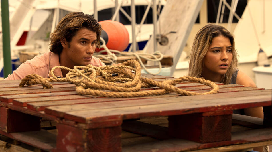 (S-D) Chase Stokes come John B, Madelyn Cline come Sarah Cameron in Outer Banks 3x02