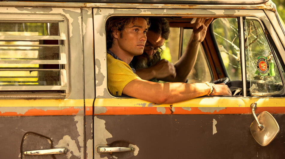 (S-D) Chase Stokes come John B, Charles Halford come Big John in Outer Banks 3x06