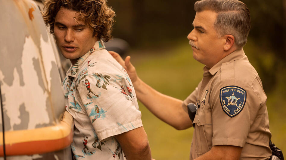 (S-D) Chase Stokes come John B, Cullen Moss come Deputy Shoupe in Outer Banks 3x08