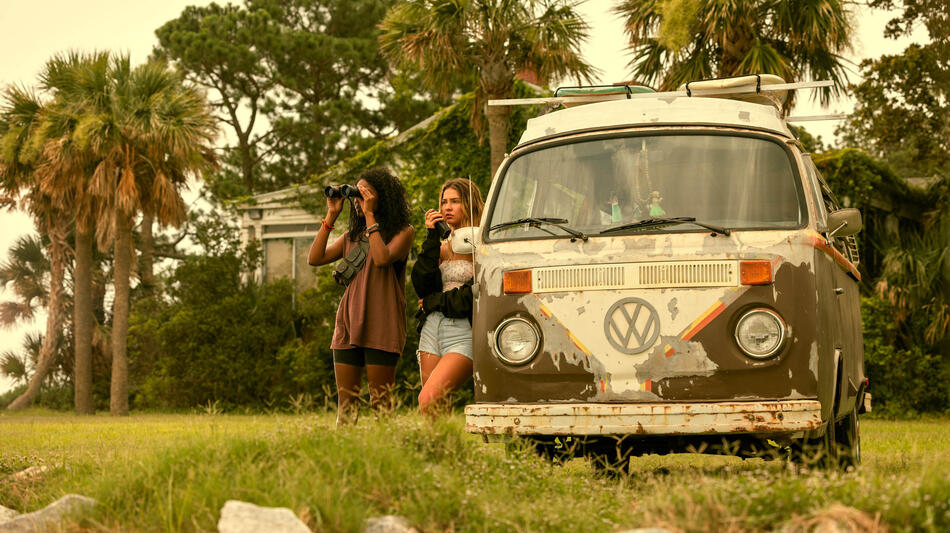 (S-D) Carlacia Grant come Cleo, Madelyn Cline come Sarah Cameron in Outer Banks 4x02