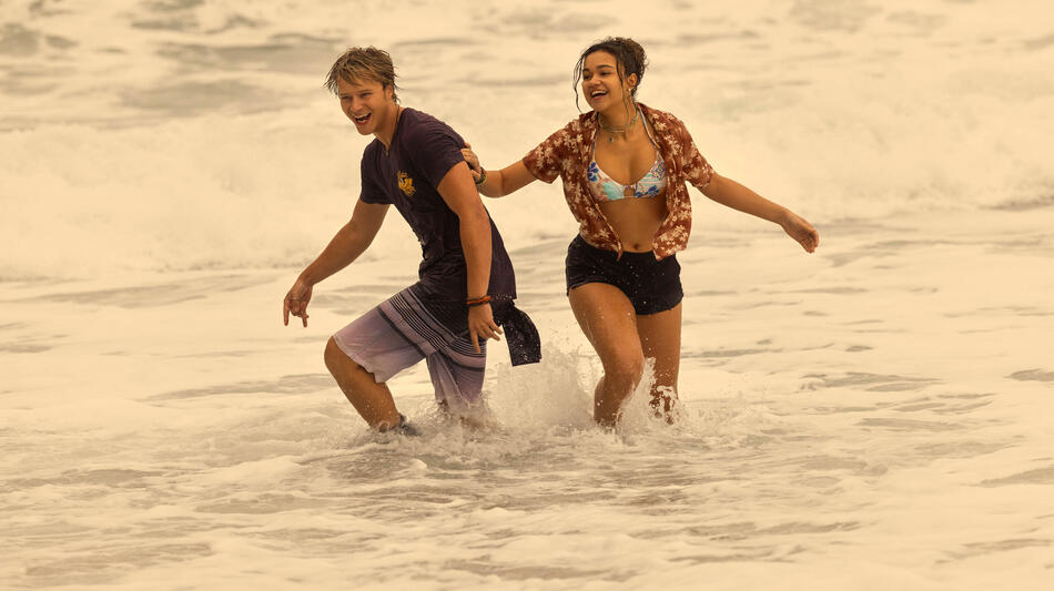 (S-D) Rudy Pankow come JJ, Madison Bailey come Kiara in Outer Banks 4x03