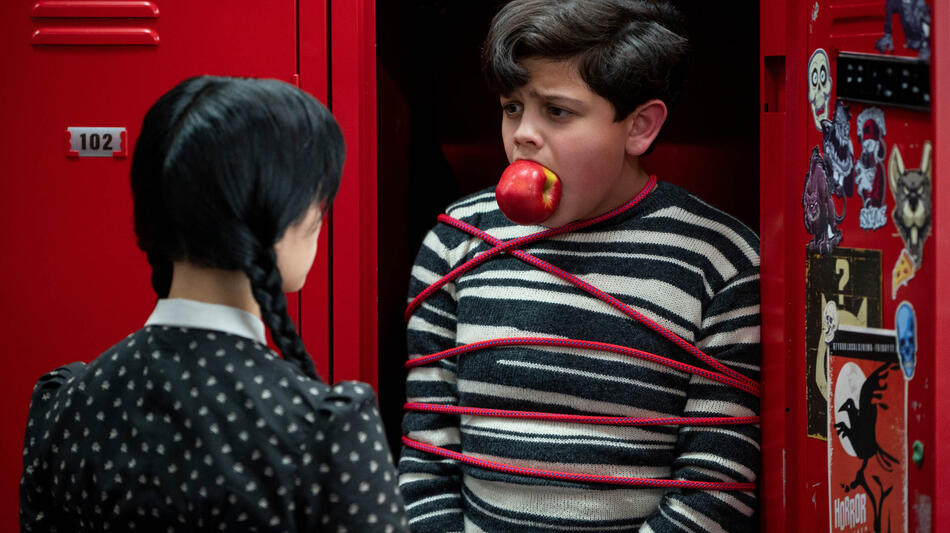 (S-D) Jenna Ortega come Wednesday Addams, Issac Ordonez come Pugsley Addams in Mercoledì 1x01