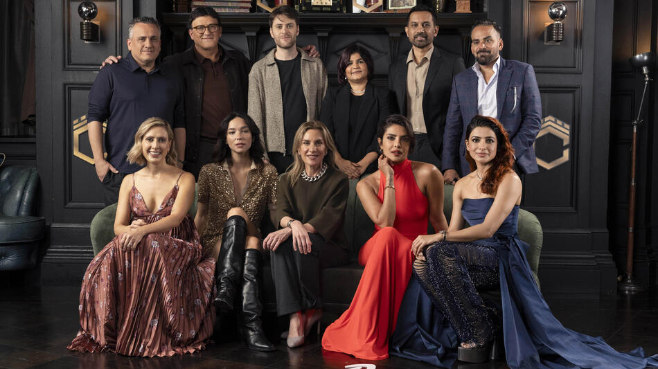 La famiglia Citadel (Joe Russo, Anthony Russo, David Weil, Sita R. Menon, Raj & DK, Angela Russo-Otstot, Matilda De Angelis, Gina Gardini, Priyanka Chopra Jonas, Samantha Ruth Prabhu) riunita per un evento speciale al Fitz's London.