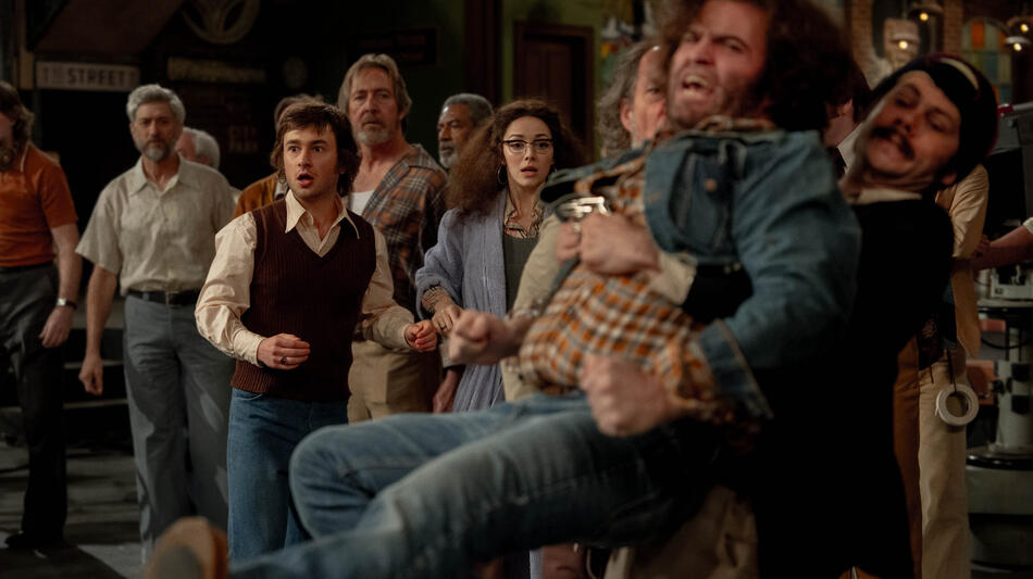 Lorne Michaels (Gabriel LaBelle), Gilda Radner (Ella Hunt), John Belushi (Matt Wood) e Dan Aykroyd (Dylan O'Brien) in Saturday Night