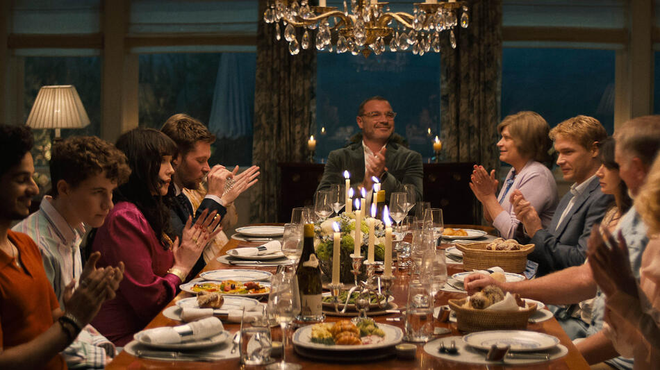 (S-D) Ishaan Khattar come Shooter Dival, Sam Nivola come Will Winbury, Isabelle Adjani come Isabel Nallet, Jack Reynor come Thomas Winbury, Liev Schreiber come Tag Winbury, Dendrie Taylor come Karen Sacks, Billy Howle come Benji Winbury, Eve Hewson come Amelia Sacks, Michael McGrady come Bruce Sacks in The Perfect Couple 1x03