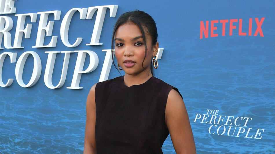 Mia Isaac partecipa alla première di The Perfect Couple all'Egyptian Theatre Hollywood il 4 settembre 2024 a Los Angeles, California