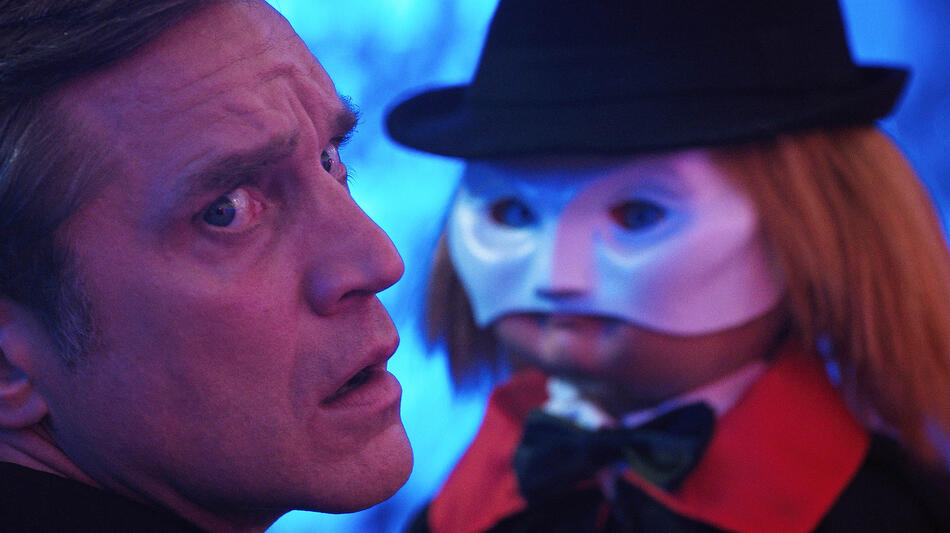 (S-D) Devon Sawa come James Collins, Chucky in Chucky 3x04