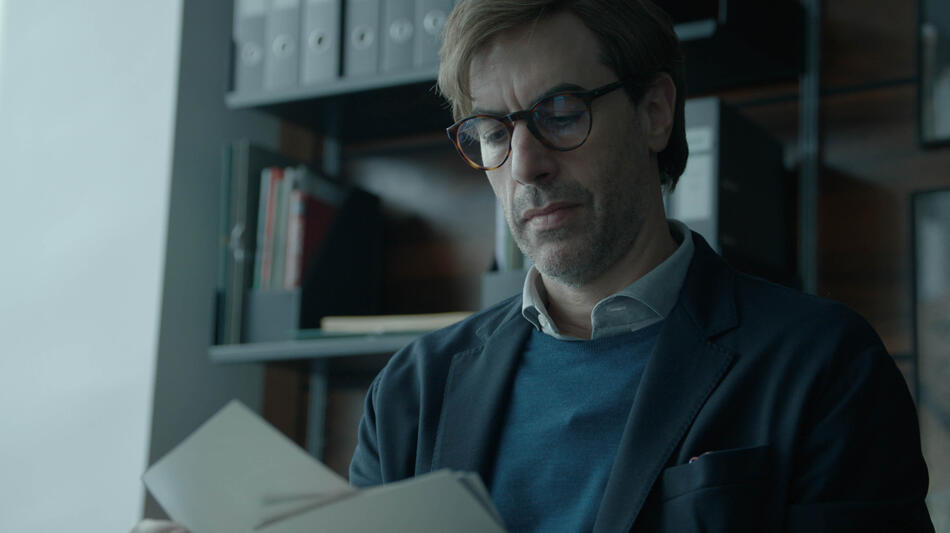 Sacha Baron Cohen come Robert Ravenscroft in Disclaimer 1x02