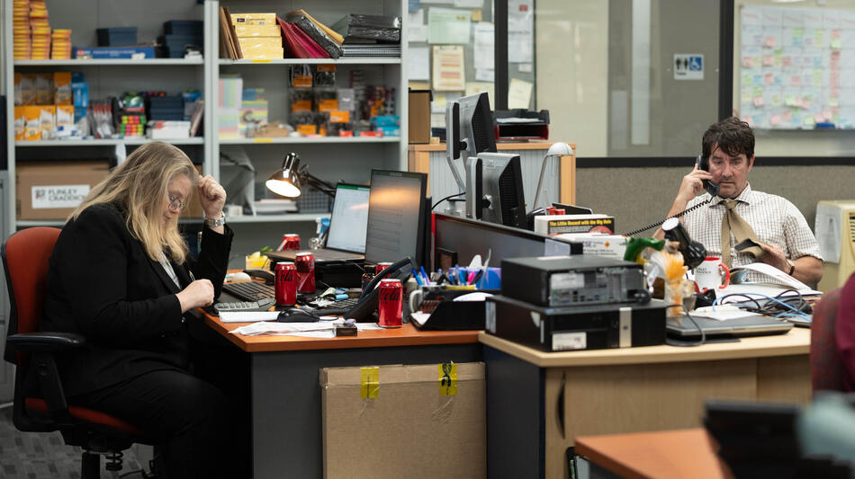 Deborah Leonard (Lucy Schmidt), Lloyd Kneath (Jonny Brugh) in The Office 1x07