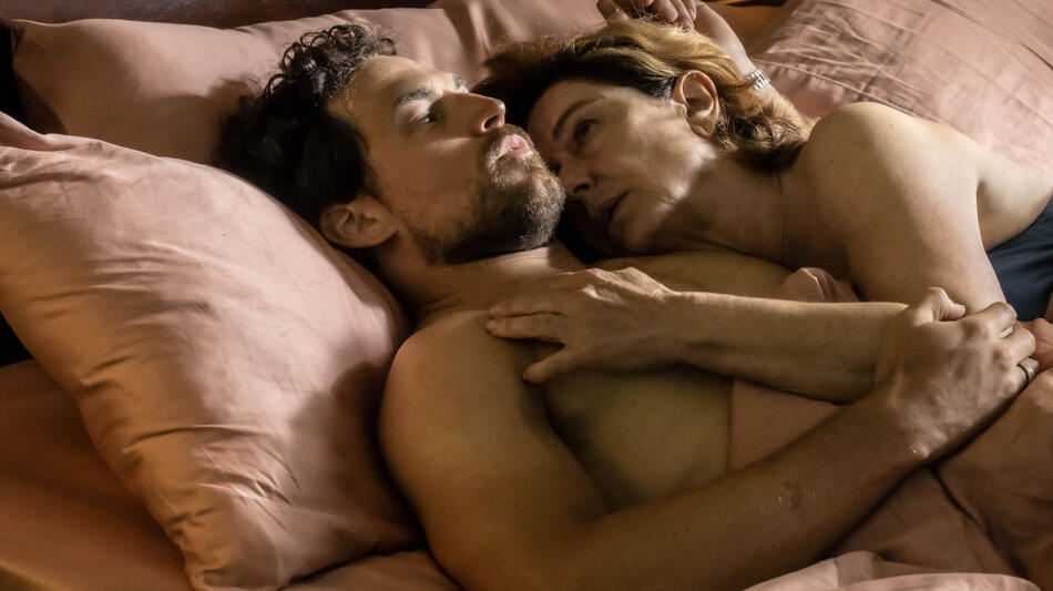 Giacomo Gianniotti e Monica Guerritore in Inganno di Pappi Corsicato 1x03