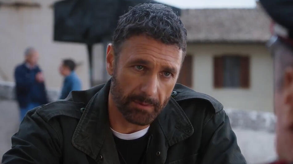 Raoul Bova in Don Matteo 14, scena da promo