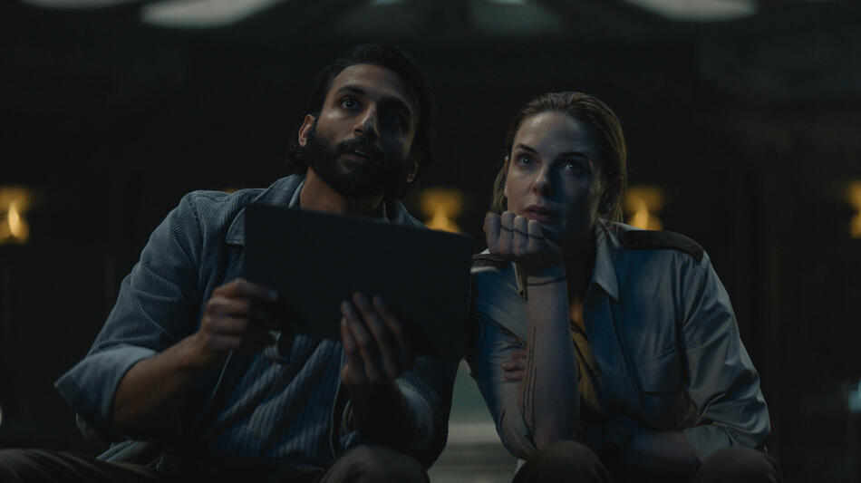 Avi Nash e Rebecca Ferguson in Silo 1x07