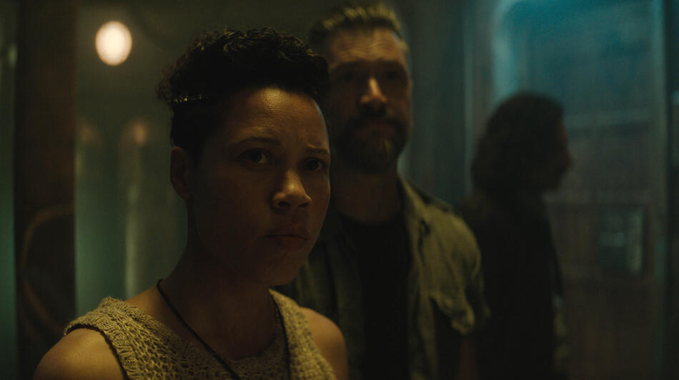 Remmie Milner e Shane McRae in Silo 1x10