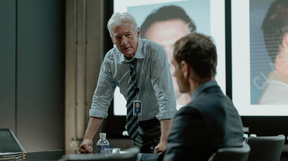 Richard Gere come Bosko e Michael Fassbender come Martian in The Agency 1x00
