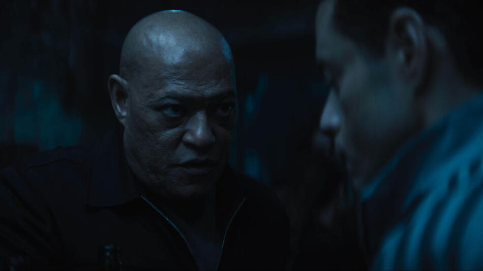 (S-D) Laurence Fishburne come Henderson e Rami Malek come Heller in The Amateur