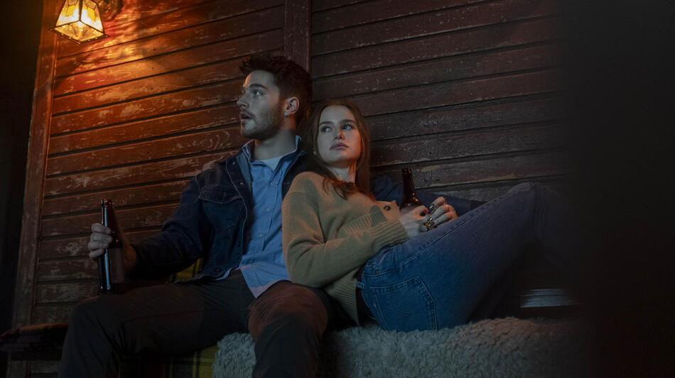 Froy Gutierrez come Ryan e Madelaine Petsch come Maya in The Strangers: Capitolo 1