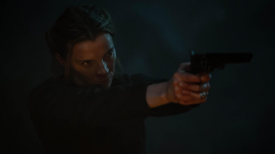 Betty Gilpin come Sara Rowell in American Primeval 1x03