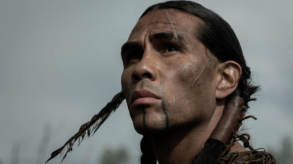 Derek Hinkey come Red Feather in American Primeval 1x04