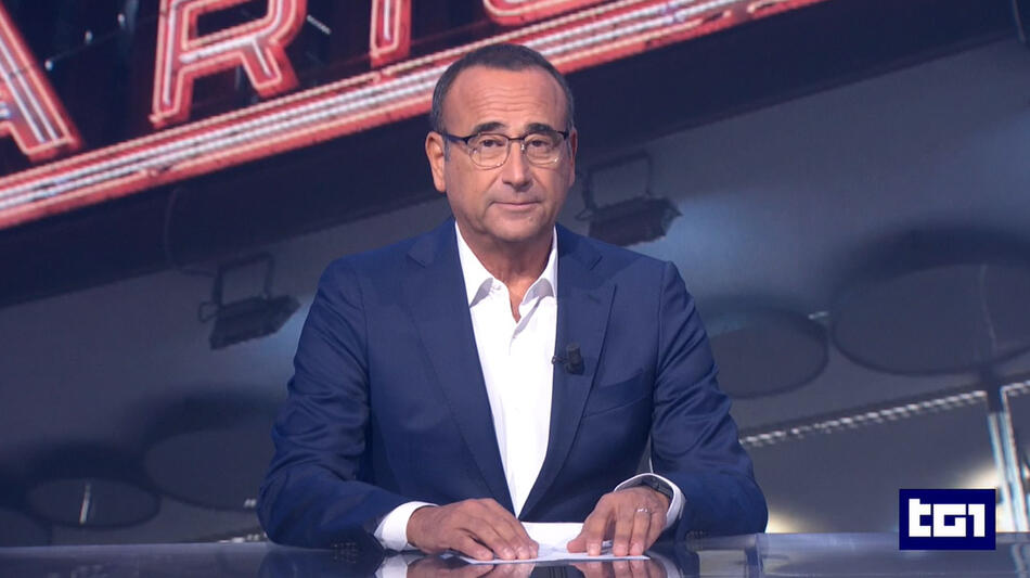 Carlo Conti mentre annuncia al Tg1 l'1 dicembre 2024 i Big in gara a Sanremo 2025