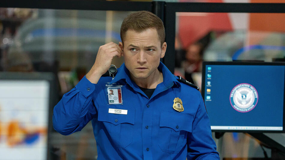 Taron Egerton come Ethan Kopek in Carry-On