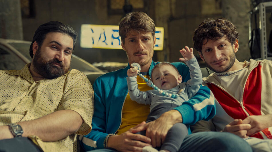 (S-D) Biagio Manna come Salvatore, Antonio Folletto come Vito, Vincenzo Nemolato come Antonello in Mica E' Colpa Mia