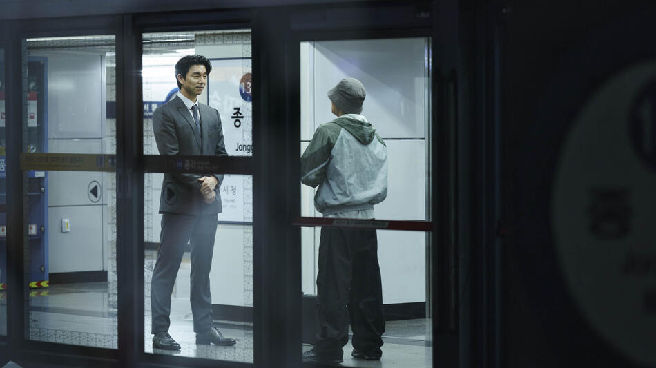 Gong Yoo come Recruiter in Squid Game 2x01