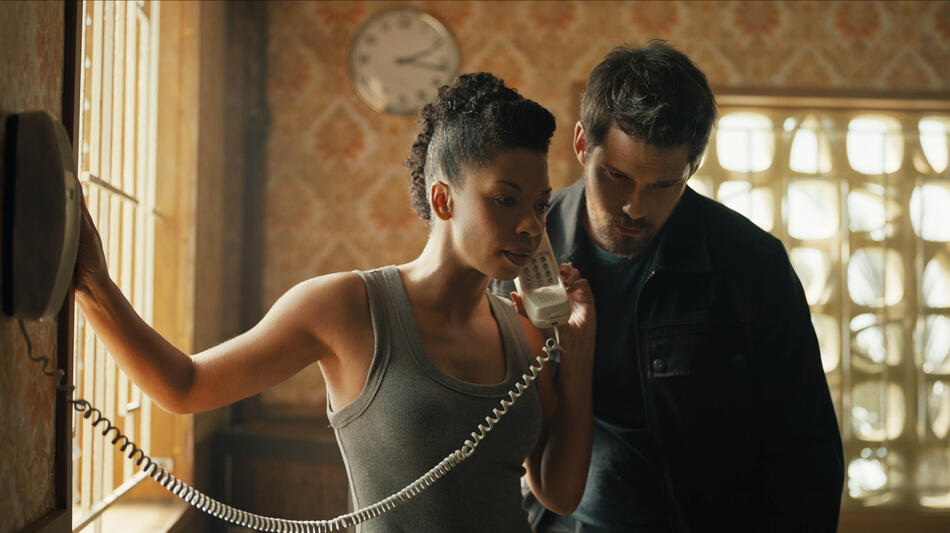 (S-D) Angel Parker come Dawn Gilbane, Jesse Collin come Dodge in The Recruit 2x03