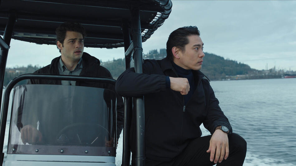 (S-D) Noah Centineo come Owen Hendricks, Teo Yoo come Jang Kyun Kim in The Recruit 2x06