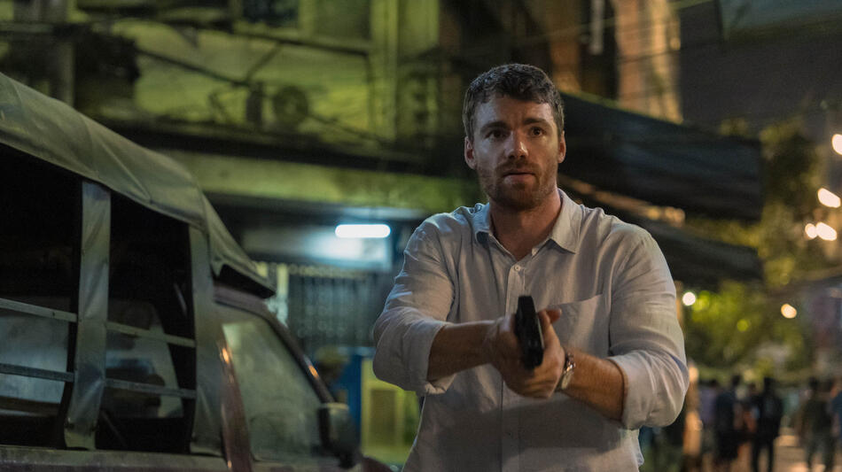 Gabriel Basso come Peter Sutherland in The Night Agent 2x01