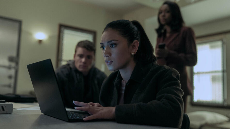 (S-D) Gabriel Basso come Peter Sutherland, Luciane Buchanan come Rose Larkin, Amanda Warren come Catherine in The Night Agent 2x07